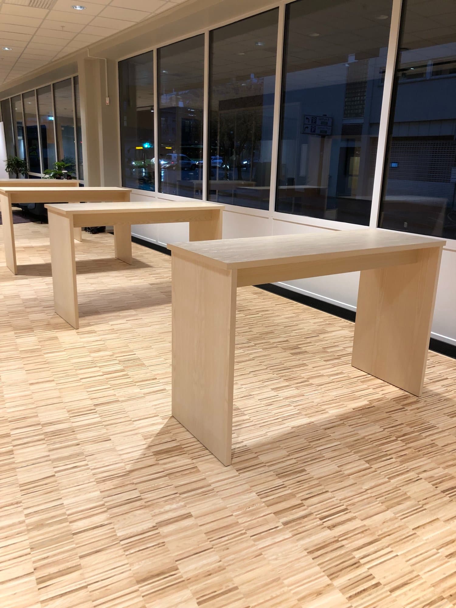 Spisebord og benker i heltre