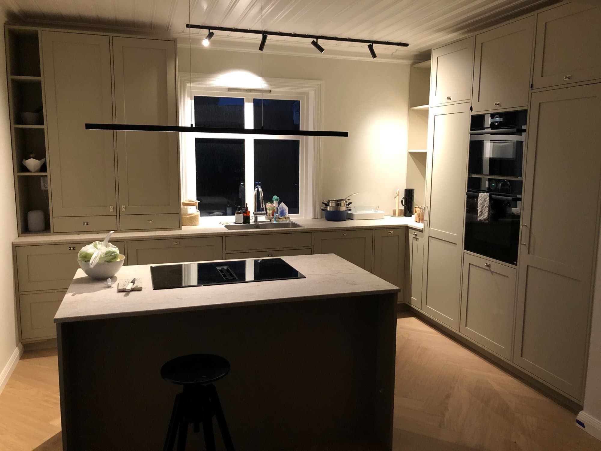Skreddersydd kjøkken i mørk finer med øy