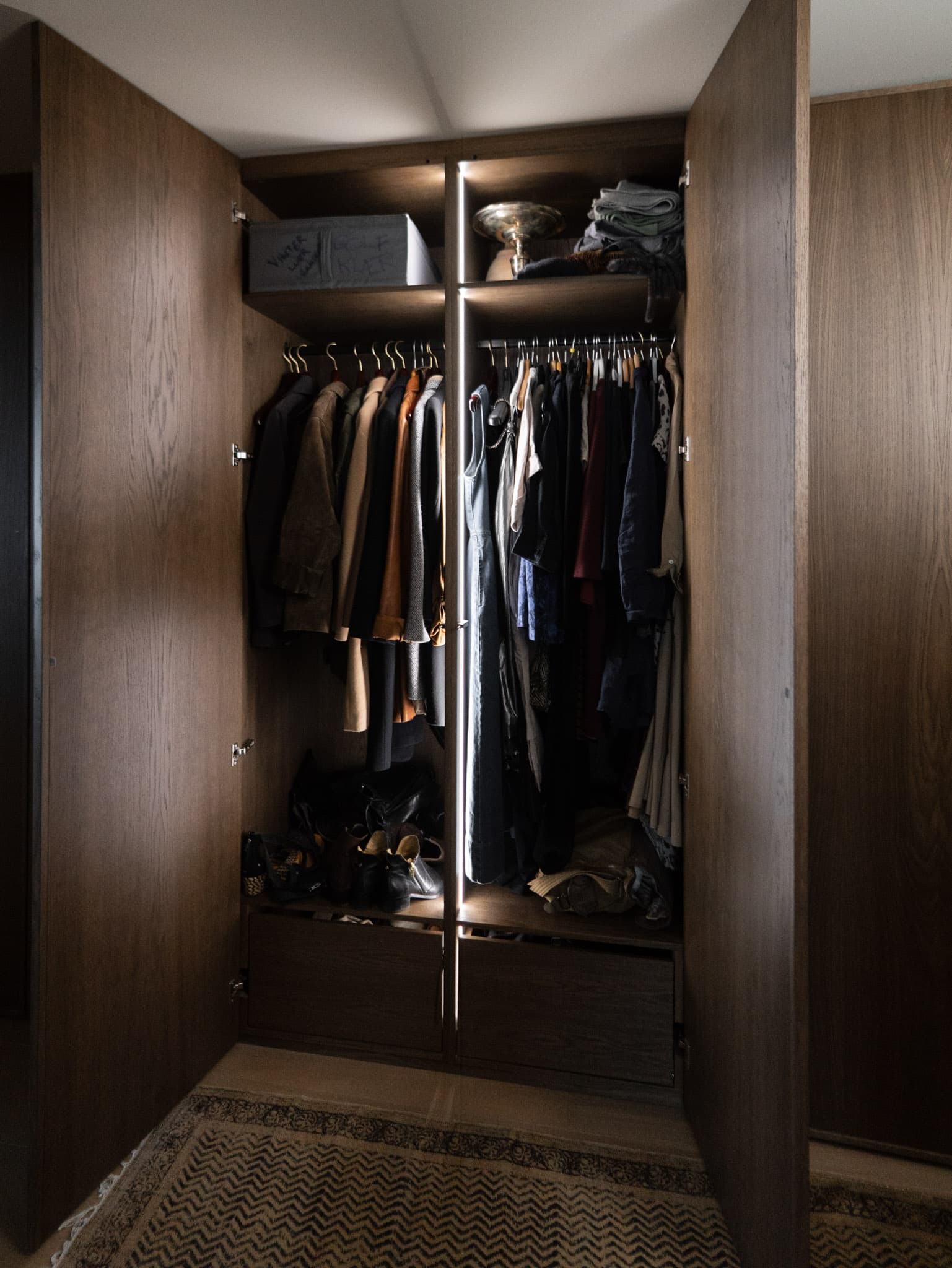 Walk-in garderobe i valnøtt med belysning